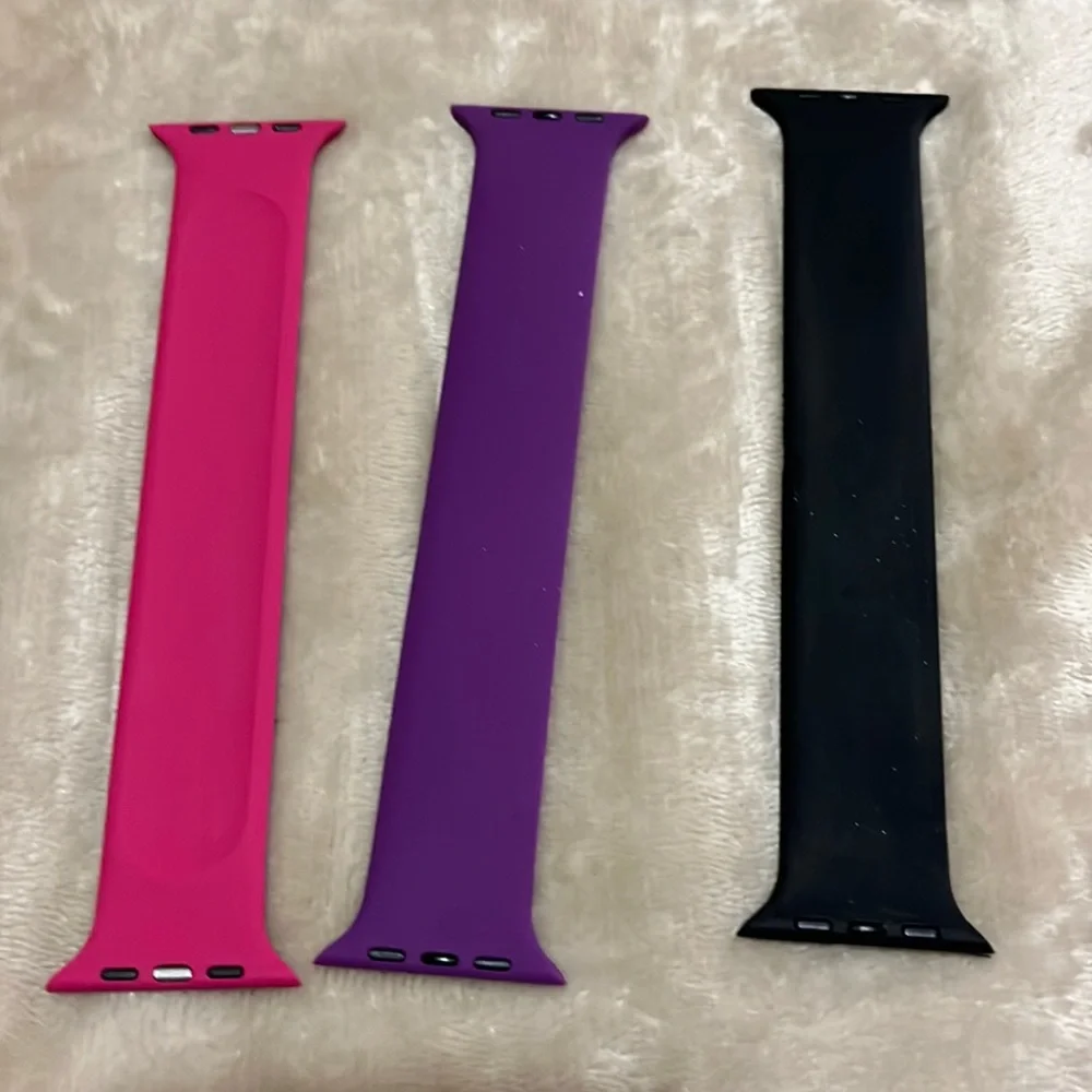 2 sets of 3 silicone smartwatch bands.